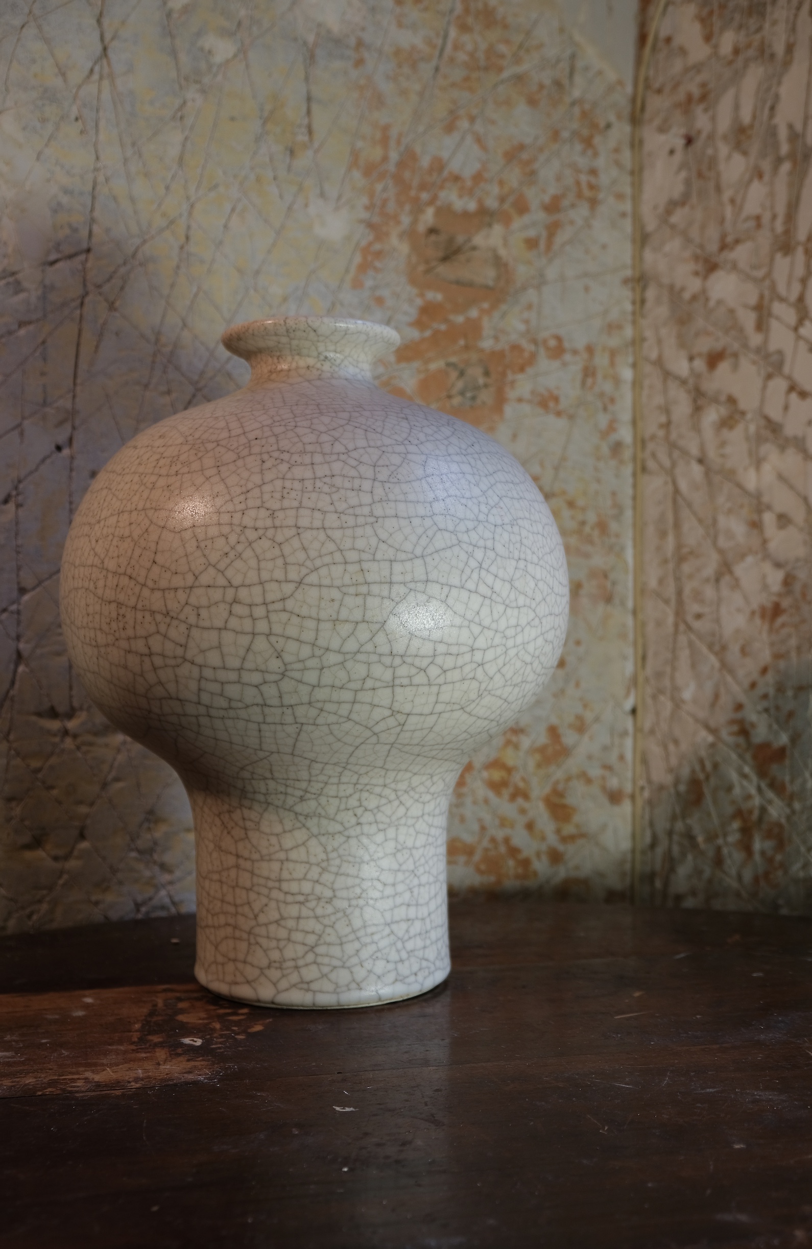 Vase bulbeux sur pied cylindrique